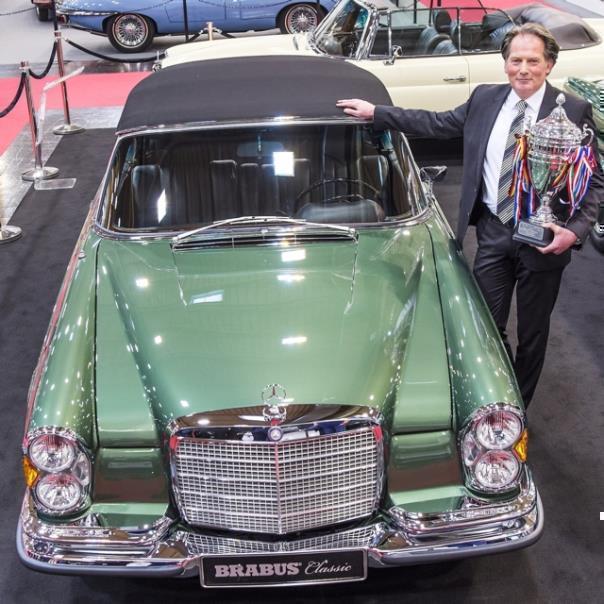 Dirk Möller, Verkaufsleitung Classic bei Brabus, mit dem Preis für den schönsten zum Verkauf stehenden Oldtimer der Essen Motor Show 2017: ein Mercedes-Benz 280 SE 3.5 Cabriolet (1970).  Foto: Auto-Medienportal.Net/Messe Essen